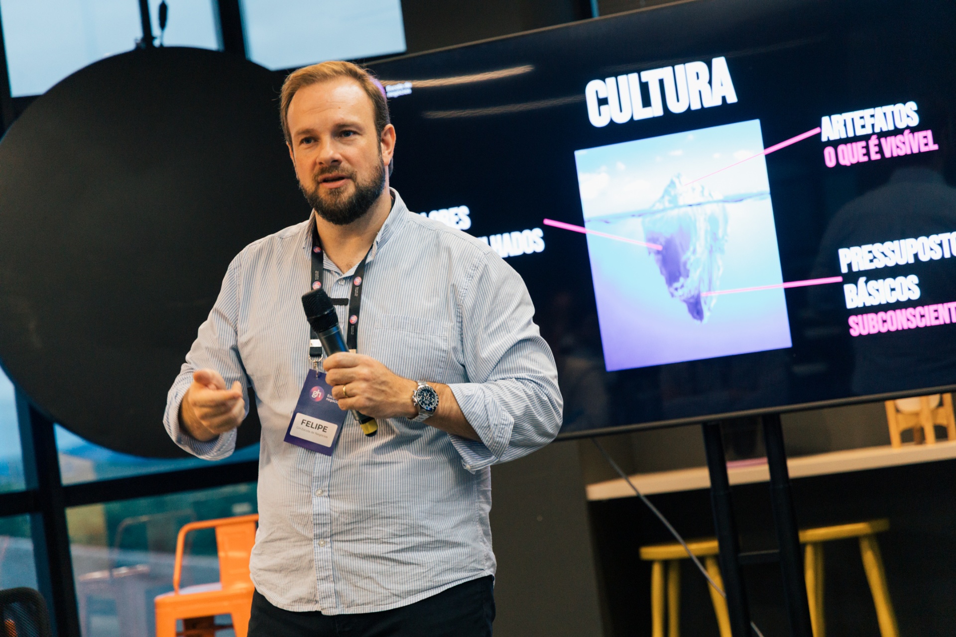 Felipe Diesel apresentando sobre cultura organizacional